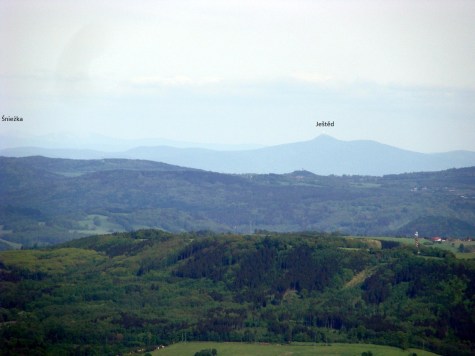 13._Decinsky_Sneznik_widok_na_Sniezke_Jested