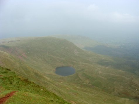 6._Brecon_Beacons_National_Park_widok_na_jezioro_Llyn_Cwm_Llwch_spod_Corn_Du