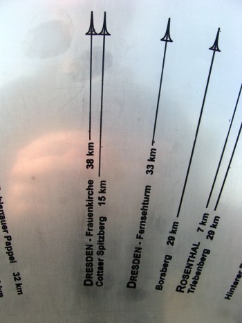 8._Decinsky_Sneznik_widok_na_Drezno_tablica