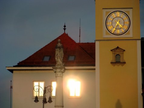 Banska_Bystrzyca_Plac_SNP_Kolumna_Maryjna_i_wieza_zegarowa