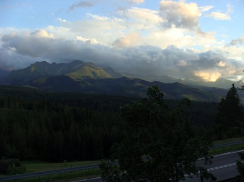 Fragment_panoramy_Tatr_Wysokich_i_Zachodnich_z_Glodowki_czerwiec_po_przedwieczornej_burzy