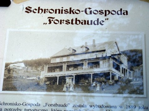 Karkonosze_Budniki_tablica_informacyjna_obok_pozostalosci_po_schronisku