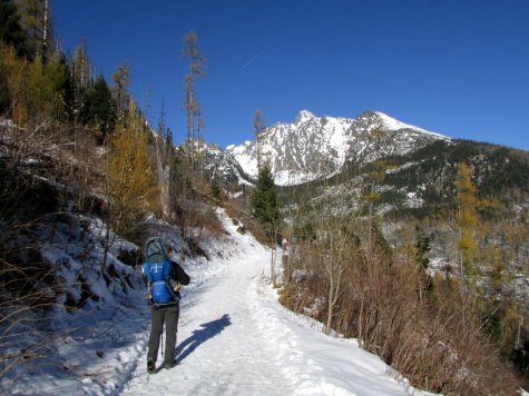 z_niemowlakiem_w_gory_w_drodze_do_Schroniska_Zamkowskiego_Tatry_Slowackie_listopad